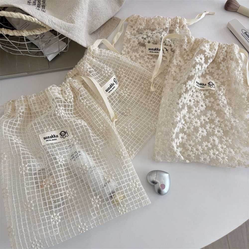 Travel Accessories Toiletries - Koronkowa, haftowana siateczkowa kosmetyczka ze sznurkiem,