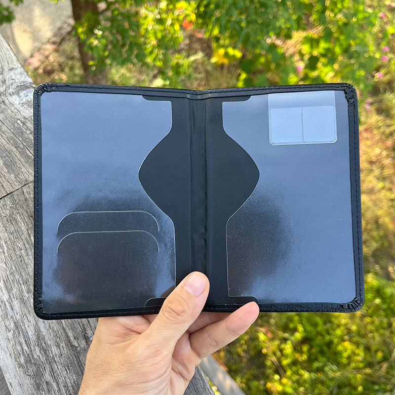 Okładka na paszport Republiki  – Travel Accessories Bd recenzja i cena